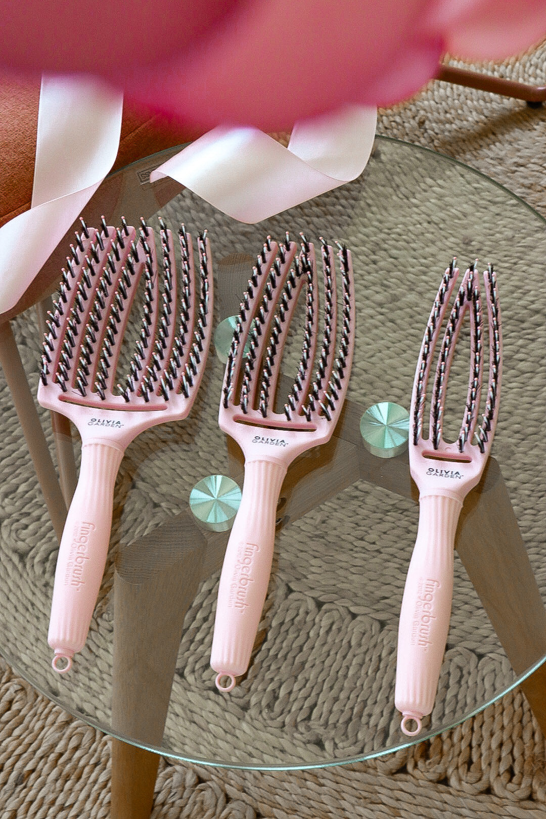 Olivia Garden Fingerbrush Boar & Nylon Pastel Pink – Display Profesional cu 12 Perii pentru Descurcare Ușoară și Strălucire Naturală