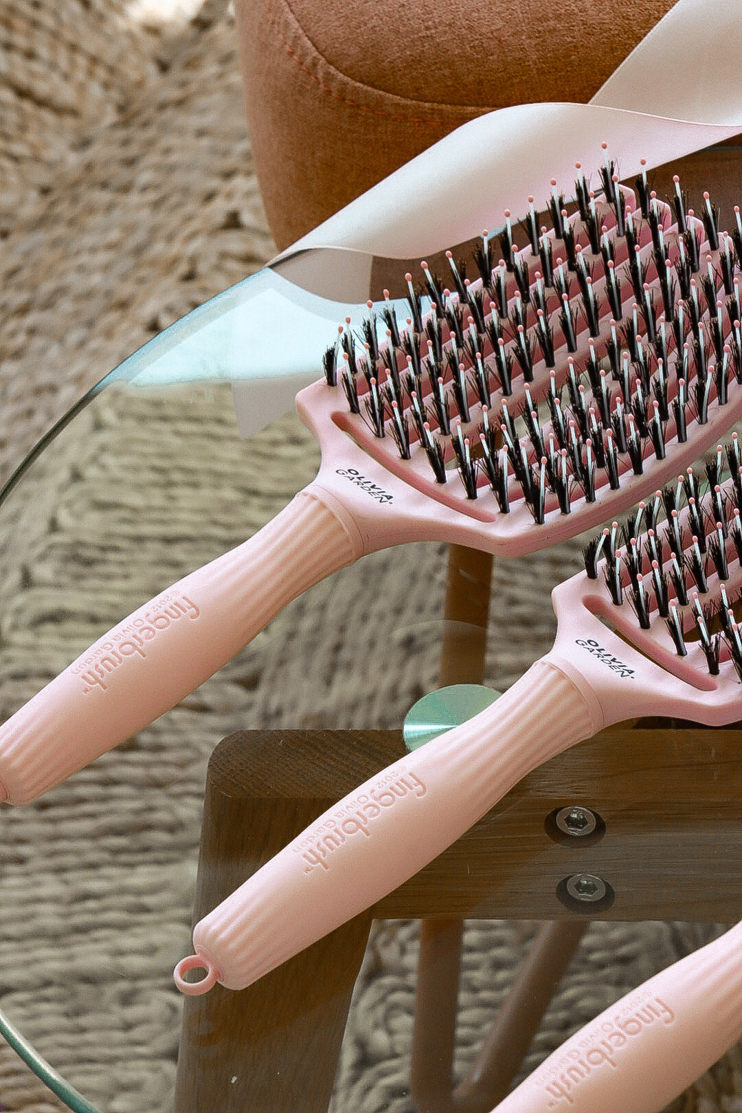 Olivia Garden Fingerbrush Boar & Nylon Pastel Pink – Display Profesional cu 12 Perii pentru Descurcare Ușoară și Strălucire Naturală